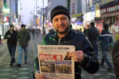 Ağrılı AK Gençler 'EVET' Gazetesi Dağıttı