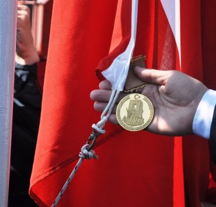 'Çanakkale Geçilmez' Yazılı Altın Madalya, Türk Bayrağıyla Buluşacak