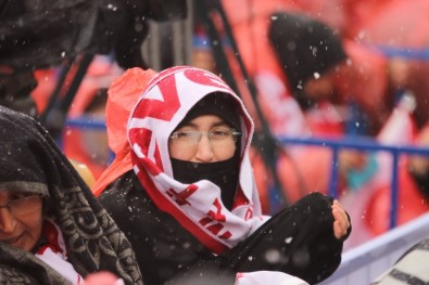 Erdoğan'ı Beklerken Kar Sürprizi