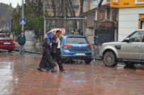 KAR SÜRPRİZİ - Kula'da Kar Yağışı Başladı