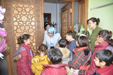 Sevim Şentürk Çocukları Ağırladı