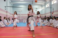 ABDULLAH ÖZTÜRK - Tavşanlı Abdullah Taktak Ortaokulu Karatede Şampiyon