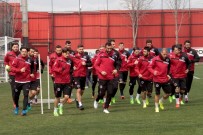 ÜMİT ÖZAT - Ümit Özat Açıklaması ''80 Milyon Antrenör Var''