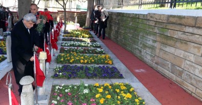 Başkan Karaosmanoğlu, Şehit Mezarlarına Karanfil Bıraktı