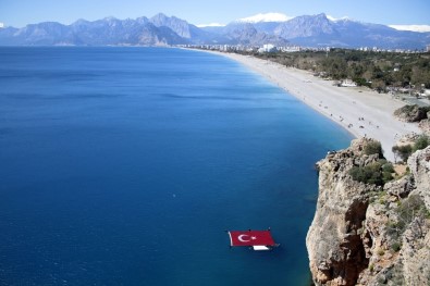 Çanakkale Şehitleri İçin Denizde Dev Türk Bayrağı Açtılar