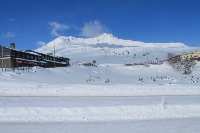 Erciyes'te Pistlere 50 Santimetre Kar Düştü