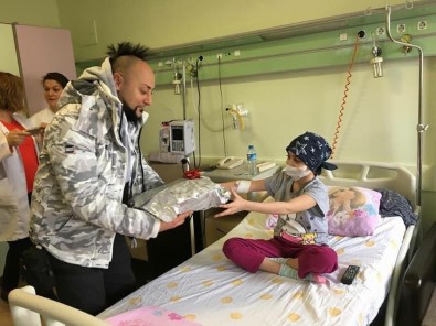 Hayko Cepkin'den Minik Hastalara Ziyaret