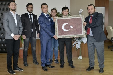 Öğrenciler, Bir Damla Kanla Oluşan Türk Bayrağı Portresini Rektör Akgül'e Hediye Etti