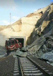 Elazığ'da Heyelan Nedeniyle Tren Raydan Çıktı