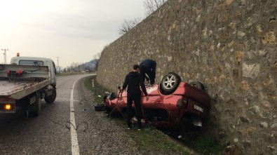 Taklalar Atan Otomobil Duvara Çarparak Durabildi Açıklaması 1 Ölü