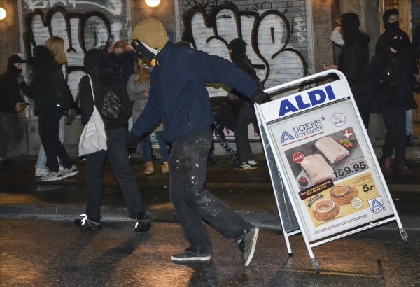 Kopenhag'da gençler polisle çatıştı