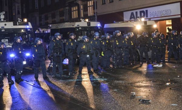 Kopenhag'da gençler polisle çatıştı