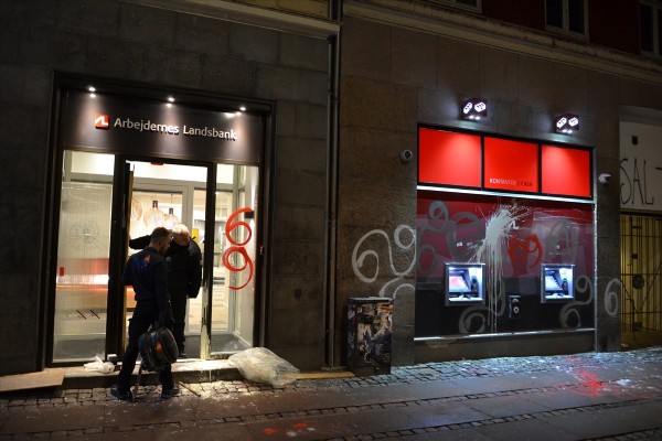 Kopenhag'da gençler polisle çatıştı