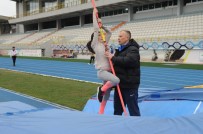 SIRIKLA YÜKSEK ATLAMA - Atletizm Federasyonu Sırıkla Atlama Antrenörü Alexander Simakhin Trabzon'da Yetenek Avına Çıktı