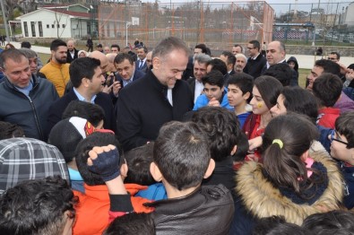 Çekmeköy Belediye Binası Bahçesinde Buz Pisti Açıldı