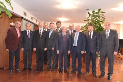 CHP'li Milletvekillerinden İZTO'ya Ziyaret