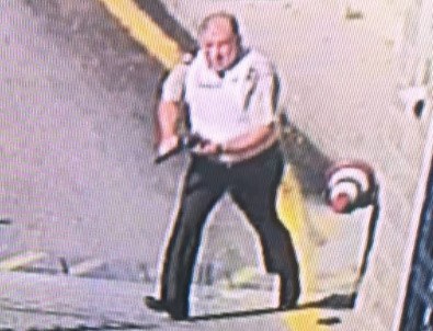 Darbecilere karşı elinde silahla böyle direnmiş