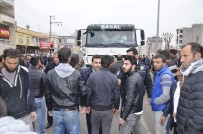 Kaza Sonrası Mahalleli Yolu Trafiğe Kapattı