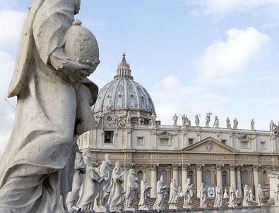 Papa’nın kurduğu komisyonda istifa şoku
