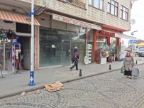 Rize'nin Pazar İlçesinde Sokakta Yürüyen Vatandaşın Kafasına Tuğla Düştü