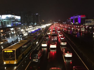 Türkiye Yılda 34 Saatini Trafikte Geçiriyor