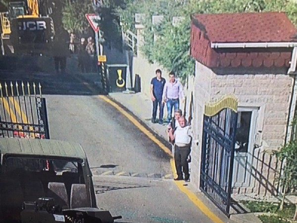 Darbecilere karşı elinde silahla böyle direnmiş