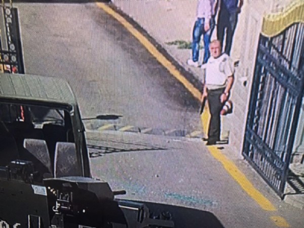 Darbecilere karşı elinde silahla böyle direnmiş