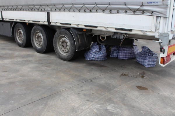 1 milyon TL'lik esrarı, tırın altına bırakıp kaçtı