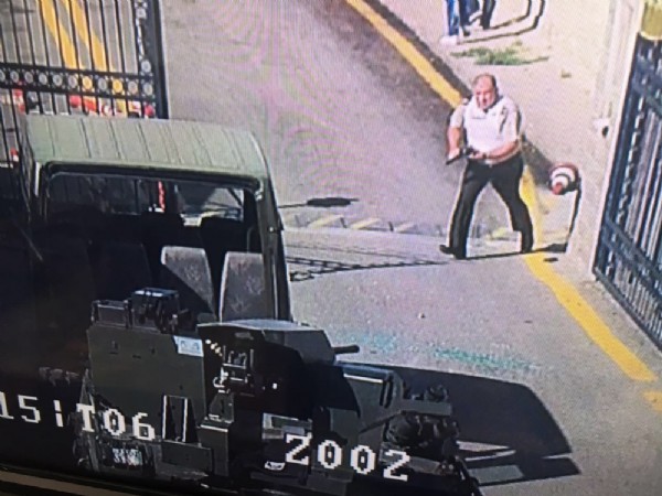 Darbecilere karşı elinde silahla böyle direnmiş