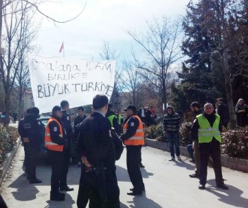 Ankara Üniversitesinde 'Öcalan'a İdam' Pankartı Asan Öğrencilere Karşıt Görüşlü Öğrenciler Saldırdı