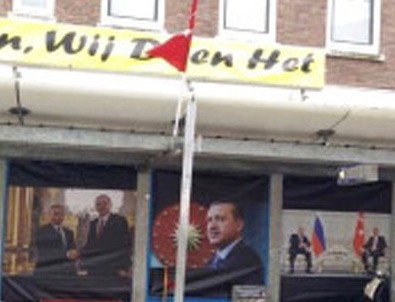 Hollanda'da Erdoğan posterine operasyon