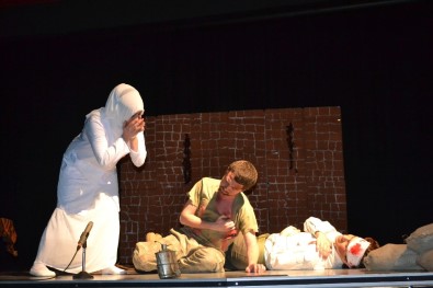 'Kalenin Al Yazmalıları' Tiyatro Gösterisi Beğeni Topladı