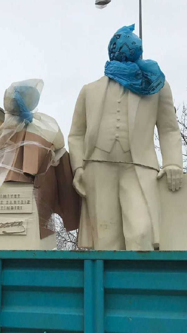 Atatürk heykelinin başına çöp poşeti