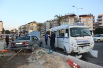 YOLCU MİNİBÜSÜ - Antalya'da Trafik Kazası Açıklaması 5 Yaralı