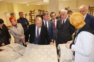 Başkan Gümrükçüoğlu'ndan Yöresel El Sanatları Kurs Merkezine Ziyaret