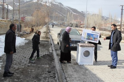 Eşi Cezaevinde Olan Kadına Kaymakamlık Sahip Çıktı