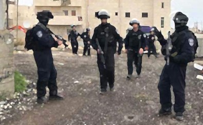 İsrail 14 Filistinliyi Gözaltına Aldı