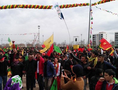 Öcalan posteri ve hayır pankartları yan yana