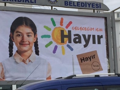 Sandıklı'da CHP'nin Referandum Afişlerine Saldırı