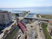 CAHAR DUDAYEV - Tramvay İçin 150 Tonluk Çelik Köprü Kuruldu