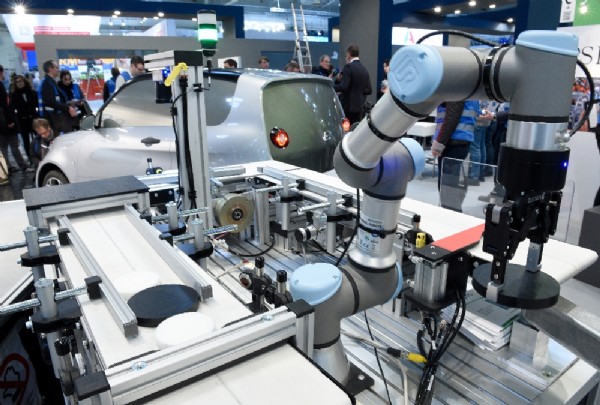 Robotlar kendi tanıtımlarını kendileri yaptı