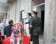 EVDE TEK BAŞINA - Acı Haber Şehit Ailesine Verildi