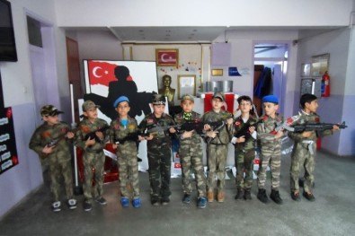 Altınova Atatürk İlkokulu Öğrencileri Gazilerle Buluştu