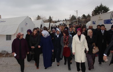 Bakan Akdağ'ın Eşi Depremzedeleri Yalnız Bırakmadı