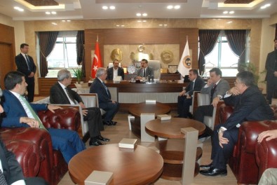 Bakan Çelik'ten Kaya'ya Taziye Ziyareti