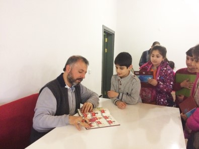 Beyoğlu'nda Çocuklar Sevdiği Yazarlarla Buluşuyor