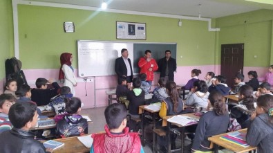 Ergani'de Bin 500 Öğrenciye Giyim Ve Kırtasiye Yardımı
