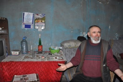 Kars'ta Kalp Hastası Yaşlı Adam Mum Işığında Yaşam Mücadelesi Veriyor
