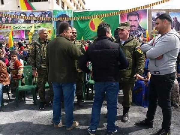 Rus askerleri teröristlerle kutlama yaptı