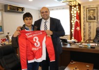 ENGELLİ SPORCULAR - Başkan Orhan'dan Engellilere Forma Desteği